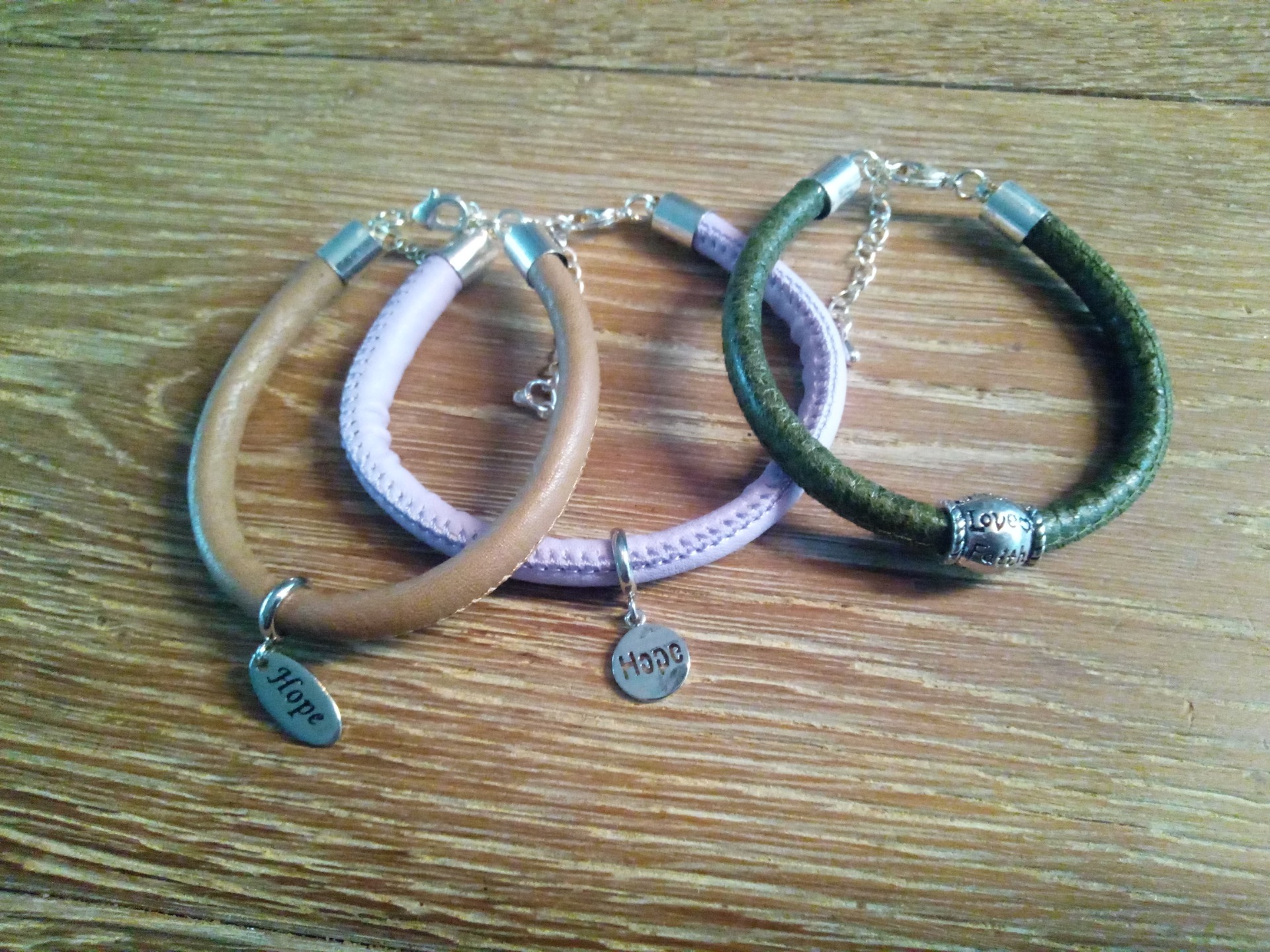 Hoe maak ik een Leren armbandje